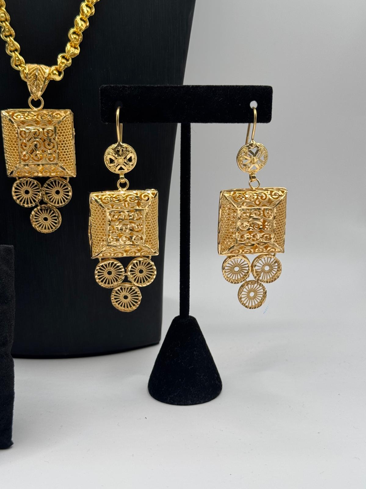 Golden Edge Dangle Square Set