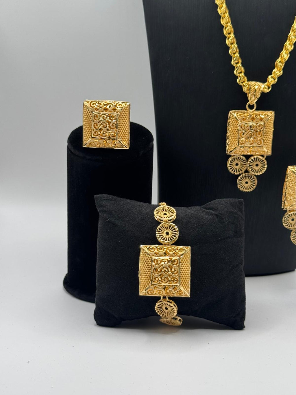 Golden Edge Dangle Square Set