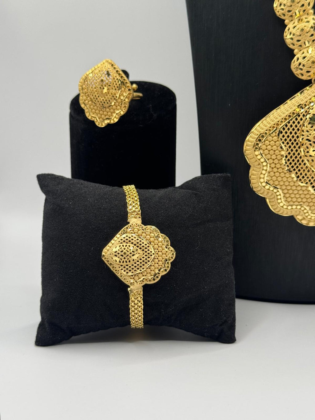 Medallion Necklace Set