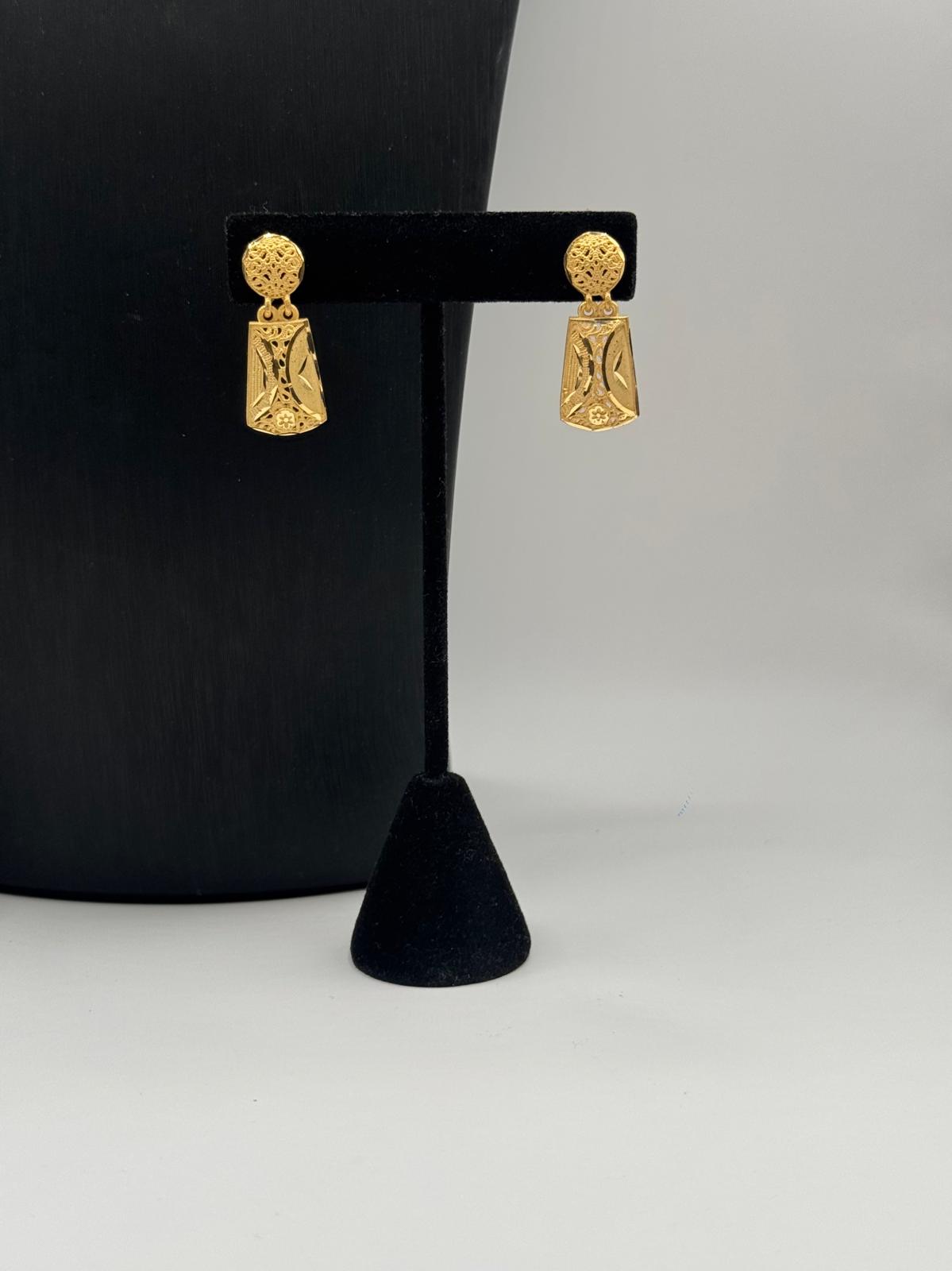 Luxe Arc Gold Ensemble