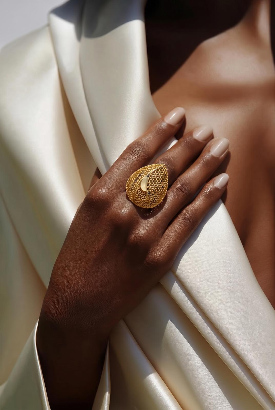 Noor Luxe tear-Shaped Statement Ring