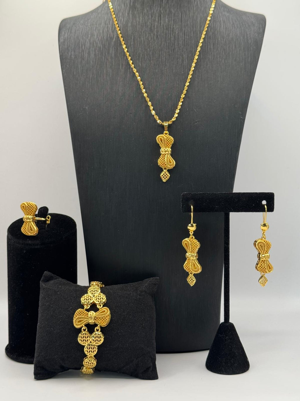 Bow necklace